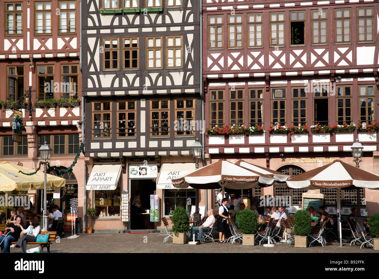 Historische Gebäude und Straßencafés in der Romerberg Stadtteil von Frankfurt Am Main Deutschland Stockfoto