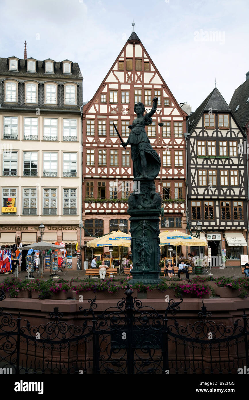 Historische Gebäude im Stadtteil Romerberg, die nach den ursprünglichen Plänen Frankfurt Am Main Deutschland rekonstruiert wurden Stockfoto
