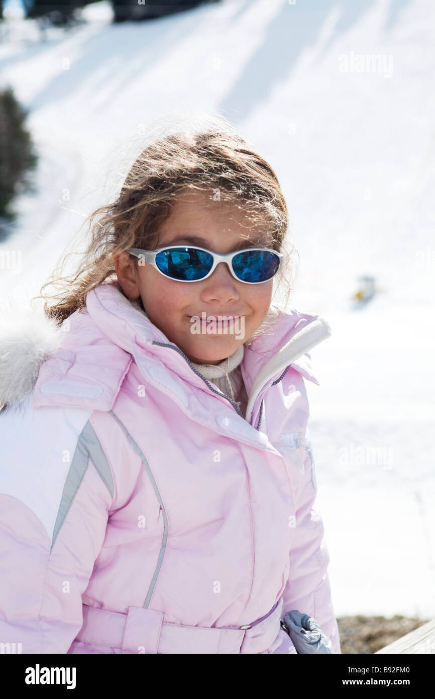 Porträt von ein 8 Jahre altes Mädchen auf der Piste in die Kamera Lächeln Stockfoto