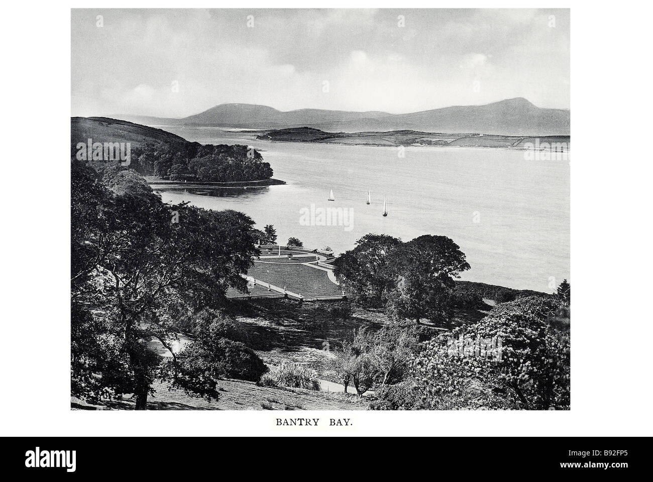 Bantry Bay ist eine Bucht im County Cork, Südwesten Irlands gelegen. Die Bucht erstreckt sich ca. 35 km (22 Meilen) von Nordosten bis sou Stockfoto