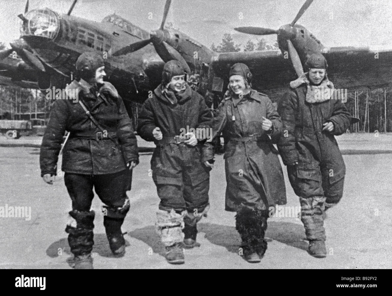 Reproduktion Der Ein Foto Von Der Crew Der Schwere Bomber Petljakow Pe 8 Vom Dorf Monino Luftwaffenmuseum Stockfotografie Alamy