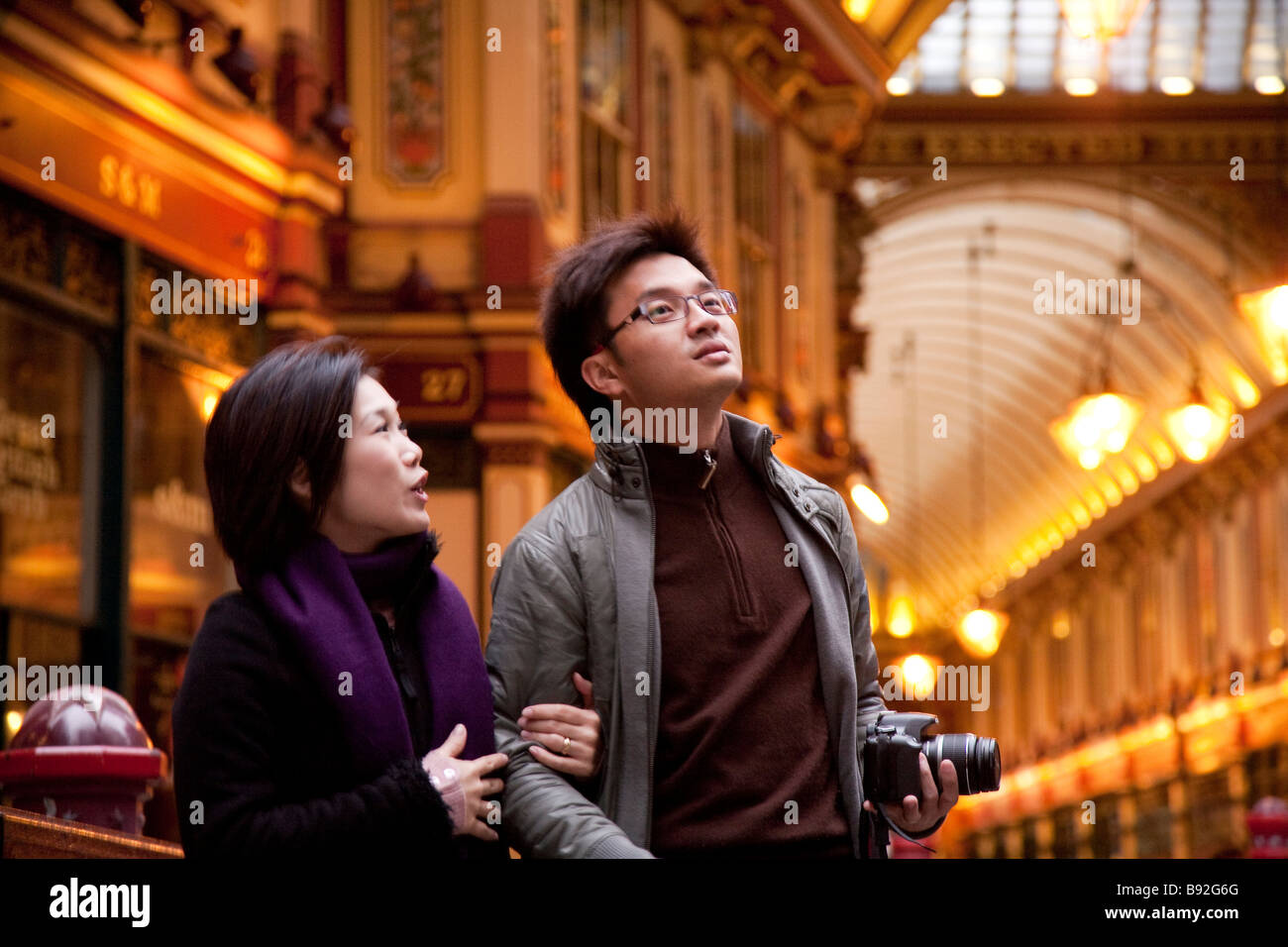 Asiatischen orientalischen Tourist paar in 20er / 30er Jahre in London, in Leadenhall Market in den City-Financial District Stockfoto