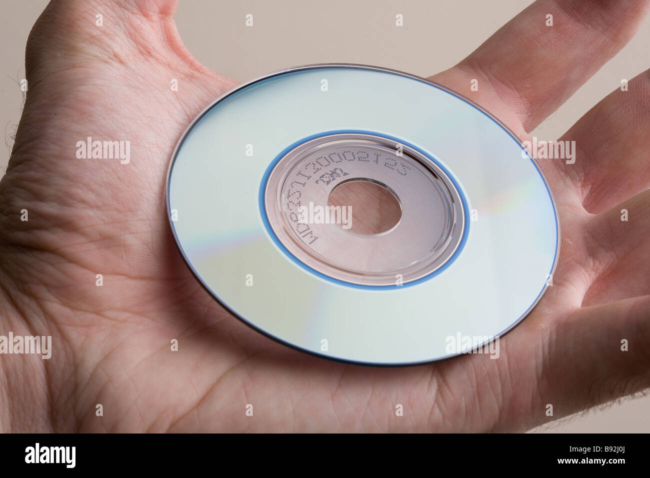 DVD, cd, Mini, Scheibe, Hand, Handgelenk, Daten, Datenbank, Festplatte, Festplatte, Informationstechnologien,, Server, Zentrum, Netzwerk, comm Stockfoto