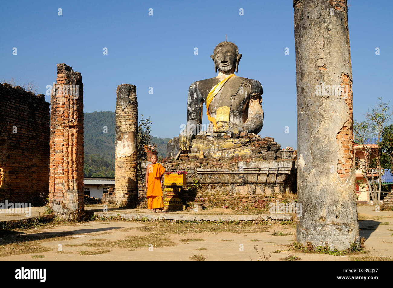 Buddha im Wat Phia Wat Bombe Beschädigung Zerstörung Tempel Stockfoto
