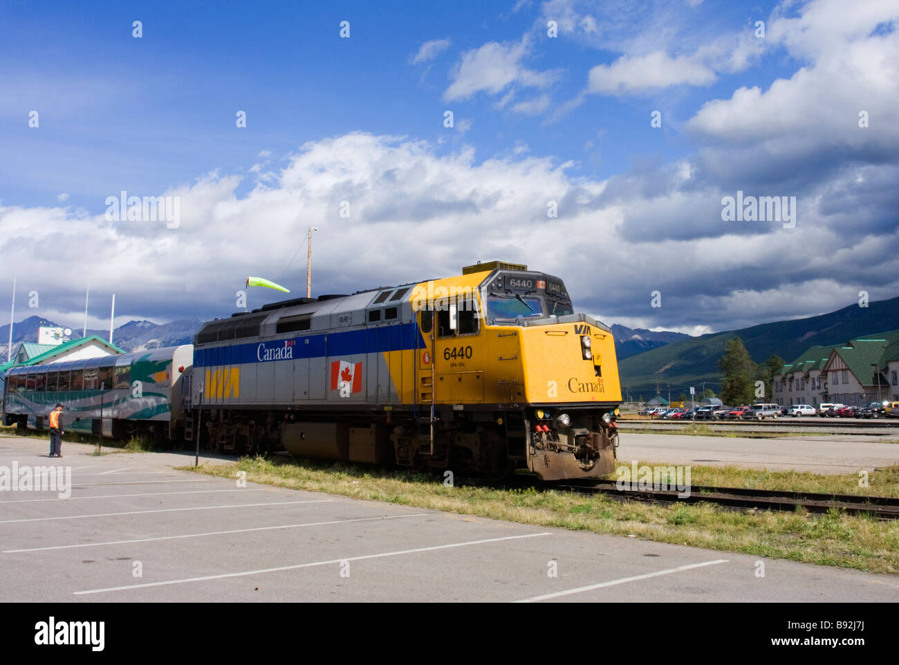 Ein VIA Zug wartet am Jasper, Alberta-Bahnhof um Passagiere nach Edmonton. Stockfoto