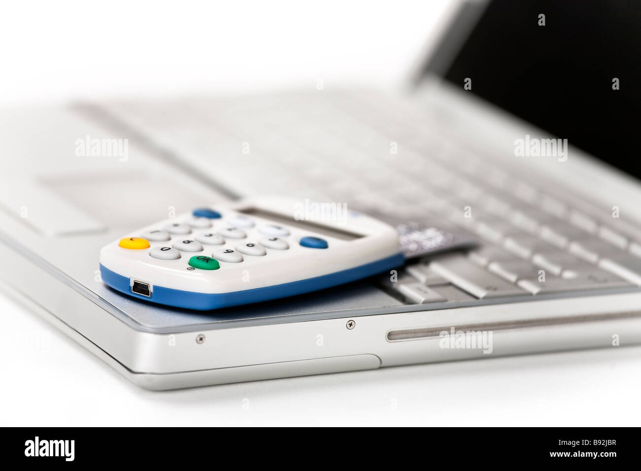 Bank Codebox mit Kreditkarte auf einer Computertastatur Stockfoto