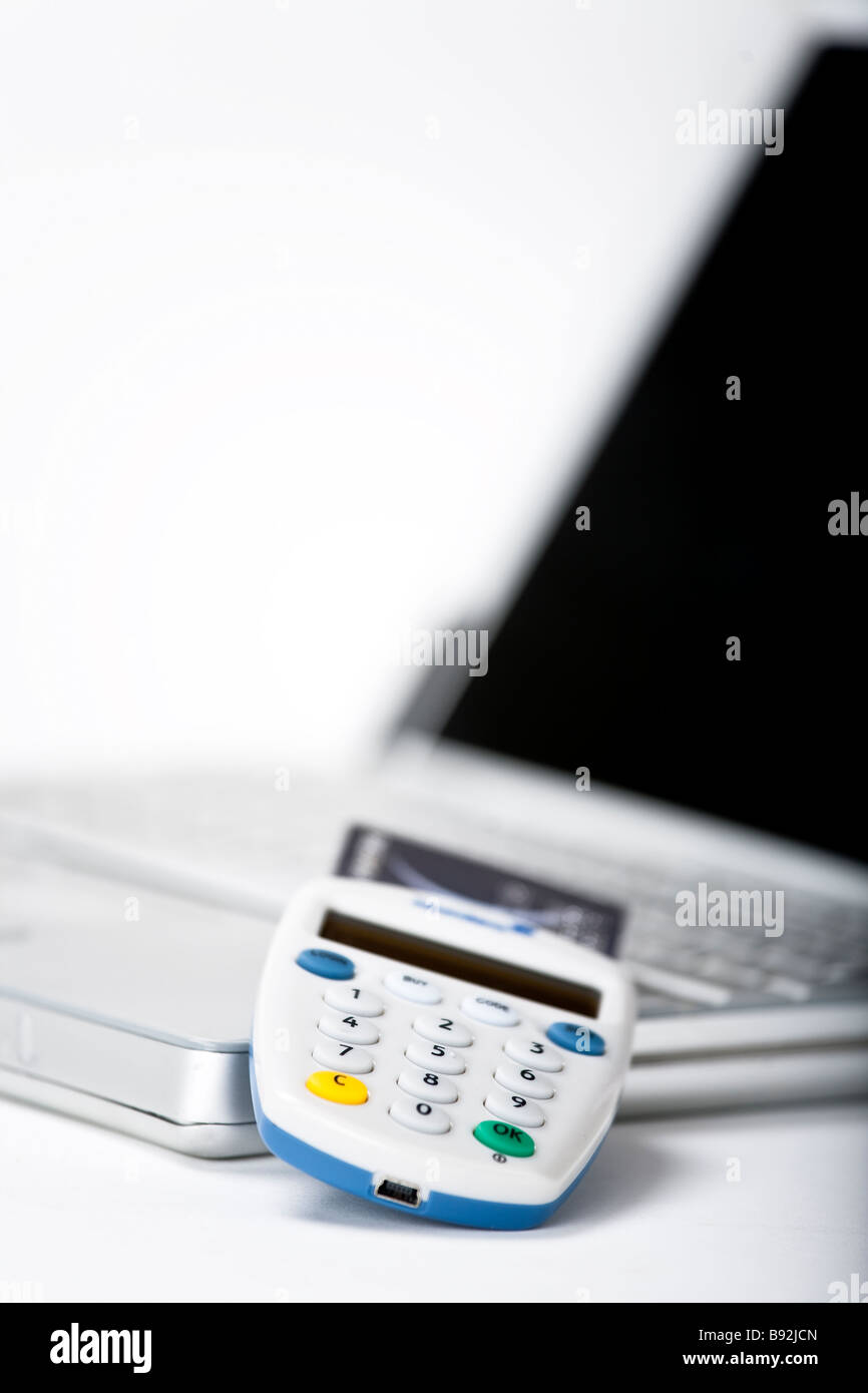 Bank Codebox mit Kreditkarte auf einer Computertastatur Stockfoto