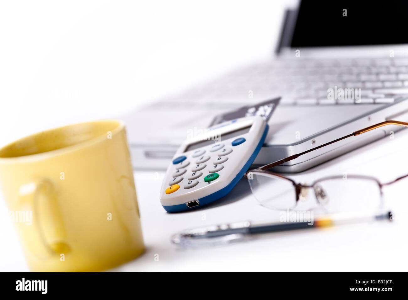 Bank Codebox mit Kreditkarte auf einer Computertastatur Stockfoto