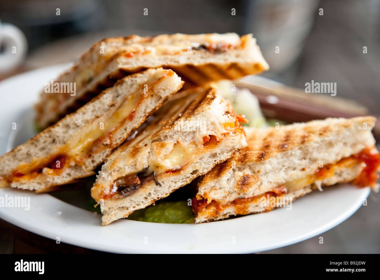 Leckere Sandwiches draußen im café Stockfoto