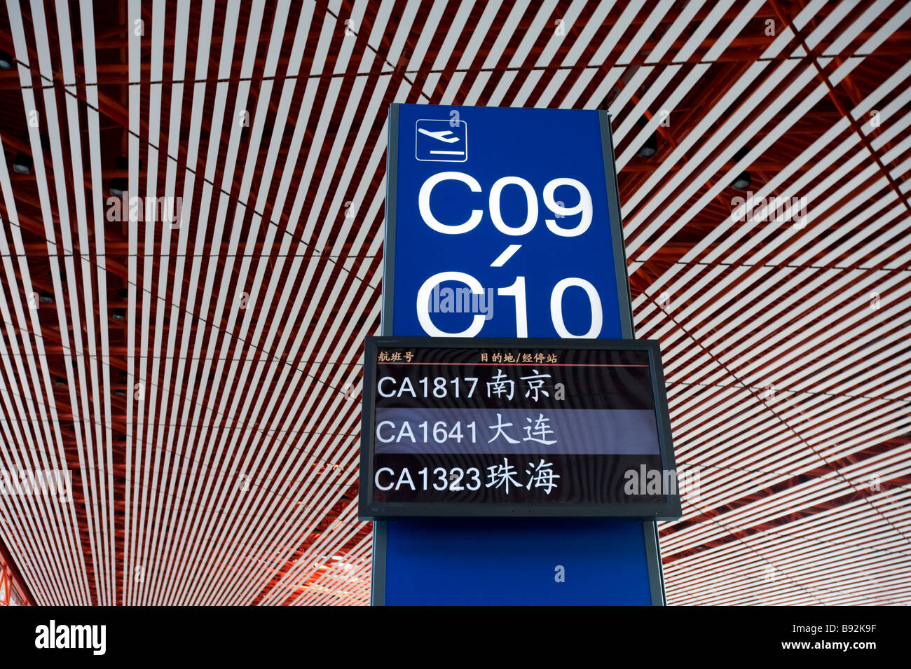 Moderne Abfahrt Tor Informationstafel an neue Beijing Airport Terminal 3 China 2009 Stockfoto