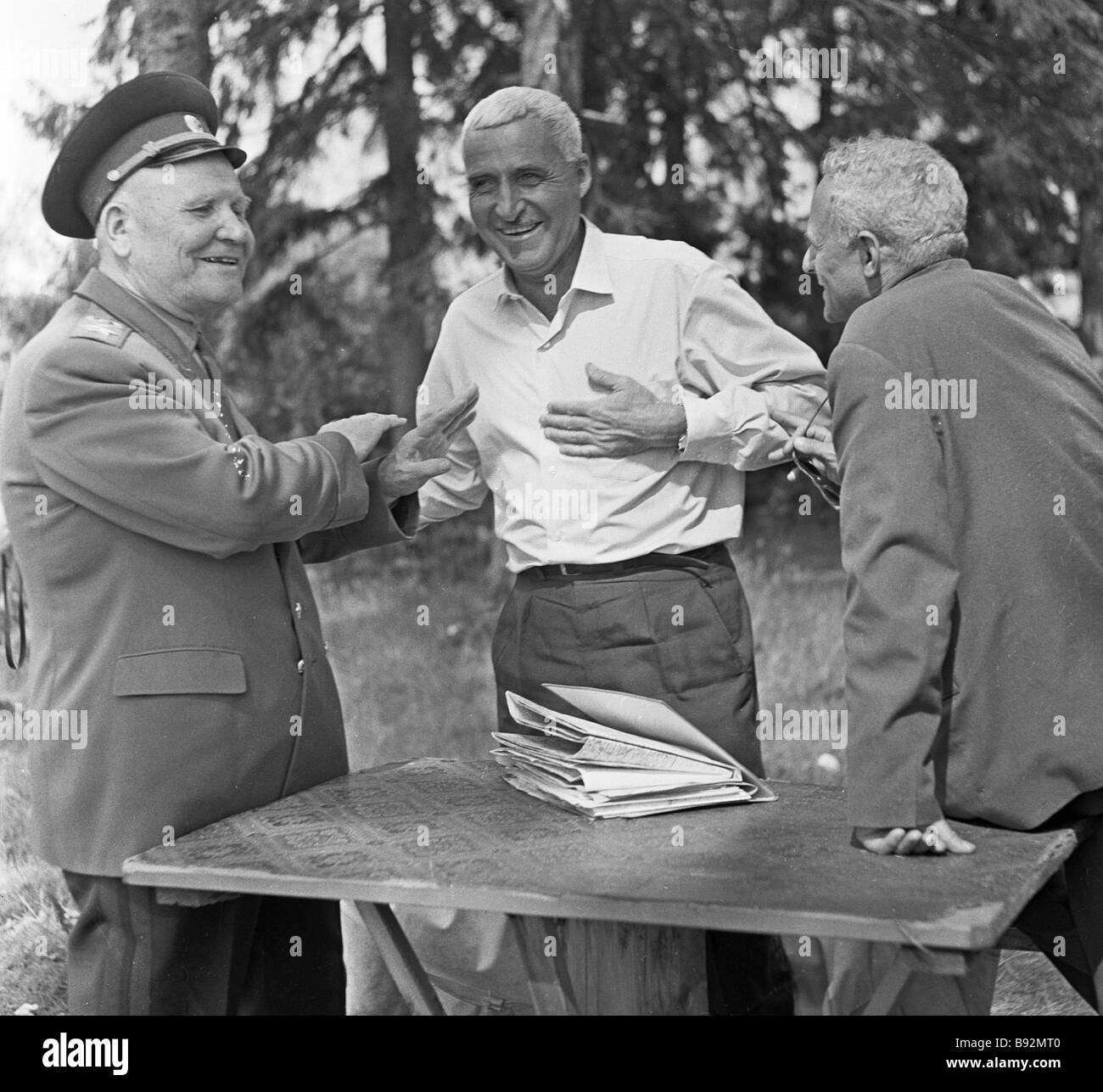 Sowjetunion Marschall Ivan Konev links Schriftsteller Konstantin