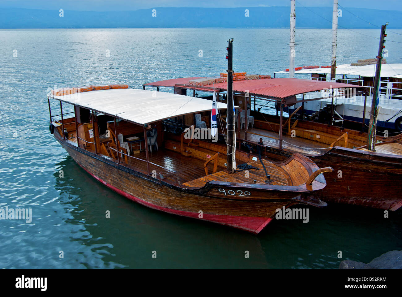Alte hölzerne Tibériade Replikat Jesus Ausflugsboote gefesselt am dock in See Genezareth im Morgengrauen Stockfoto