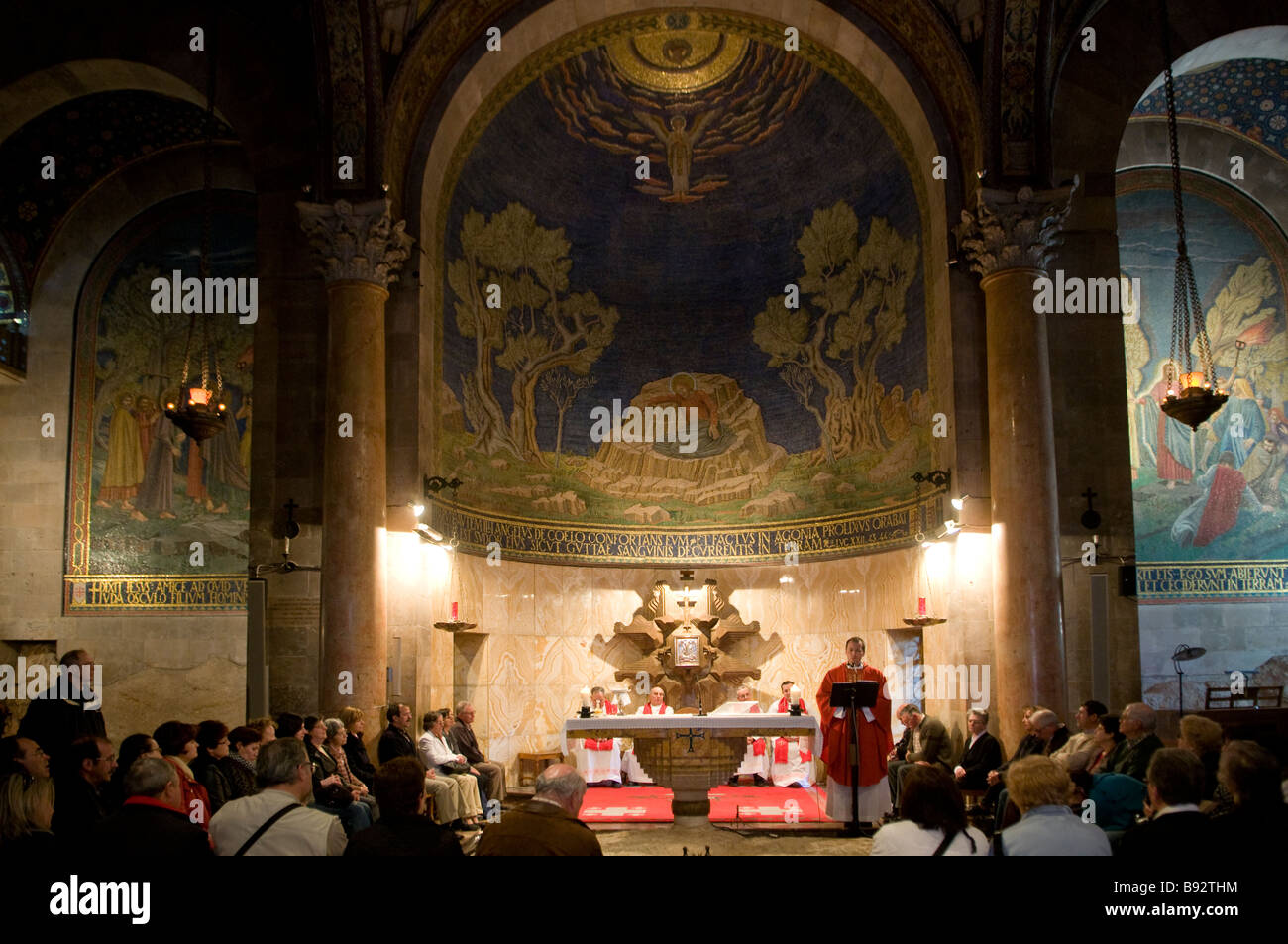 Katholische Messe in der Römisch-katholischen Kirche aller Nationen auch als Basilika der Agonie in Ölberg in Ost-jerusalem Israel bekannt Stockfoto