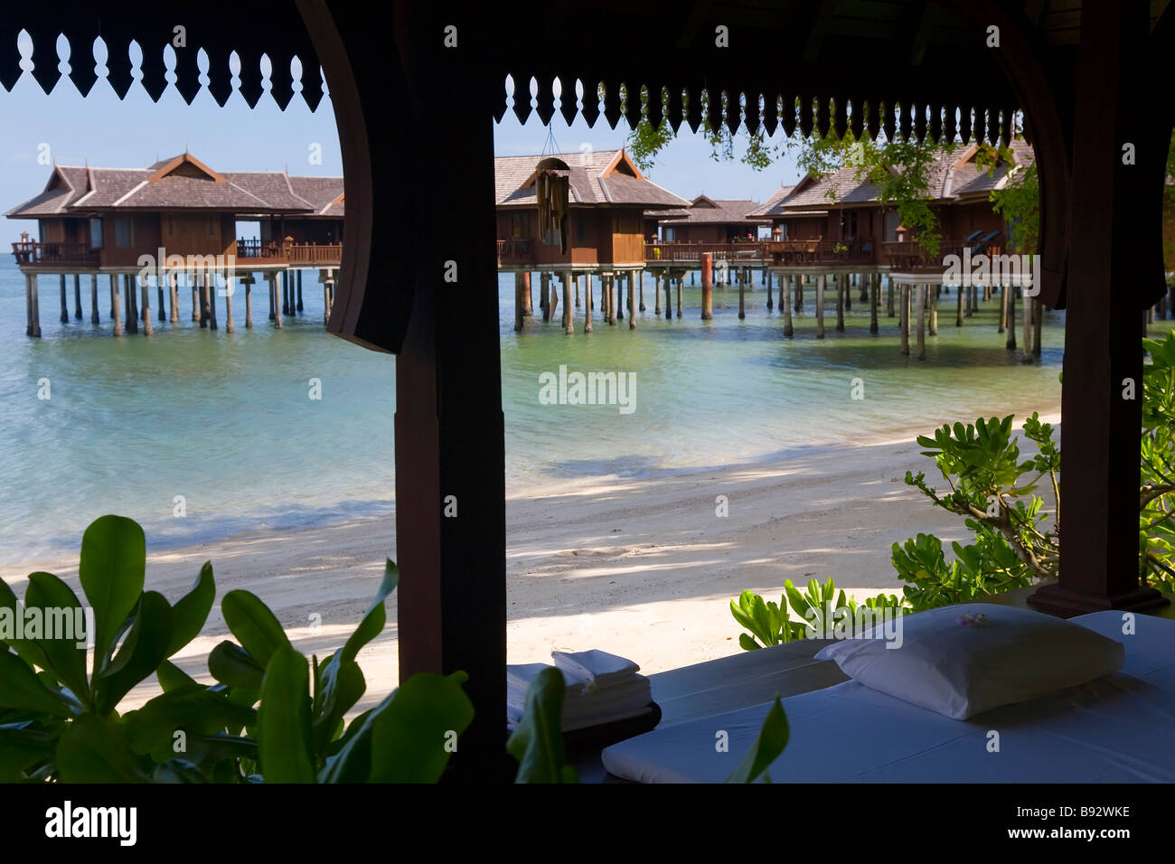 Massage-Bett, am Strand von Palau Pangkor Laut, Westküste, Malaysia Stockfoto