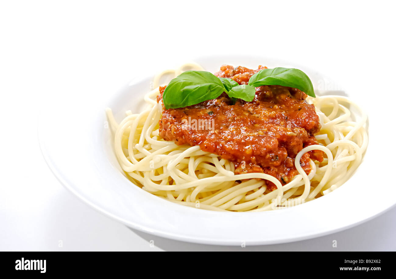 Spaghetti Bolognese mit frischem Basilikum Stockfoto