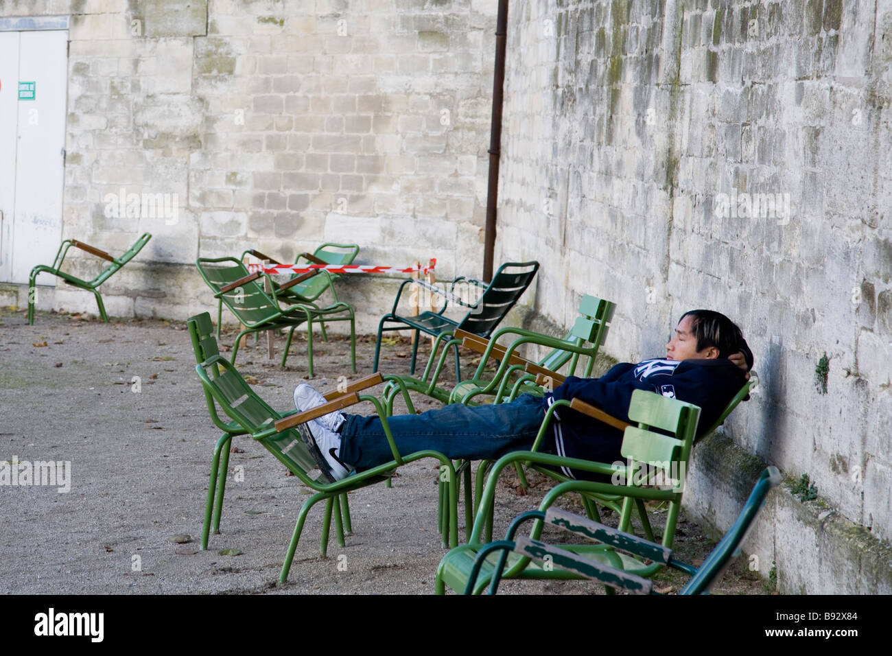 Mann fängt ein bisschen Abschaltung an einem klaren Wintertag in Tuileries, Paris Stockfoto