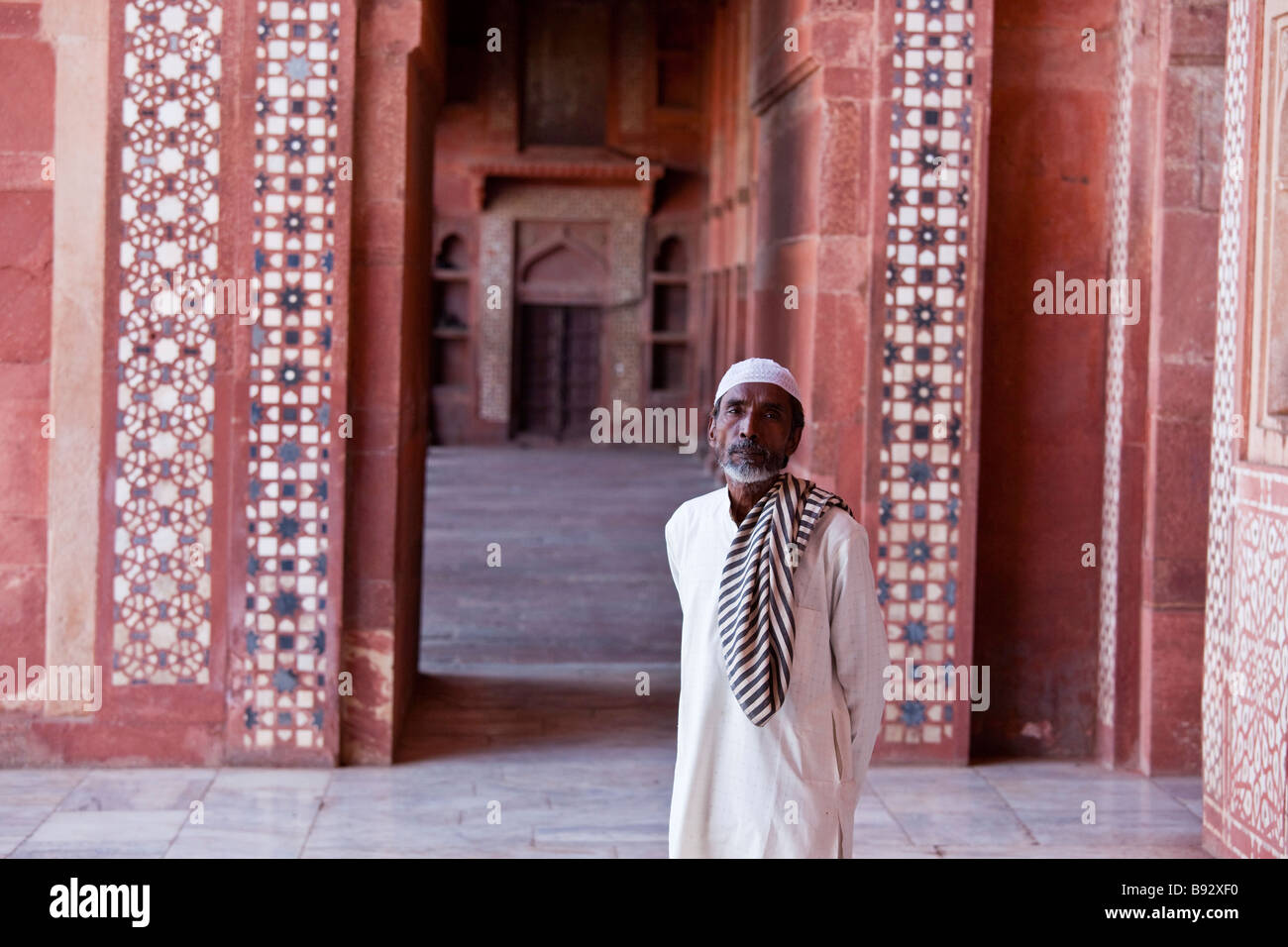 Muslimischen Mann innerhalb der Freitagsmoschee oder Jama Masjid in Fatehpur Sikri Indien Stockfoto