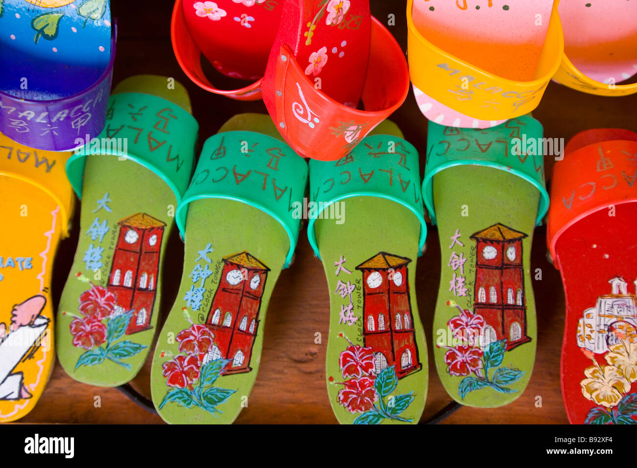 Sandalen zum Verkauf in Chinatown, Melaka (ehemals Malacca), Malaysia Stockfoto