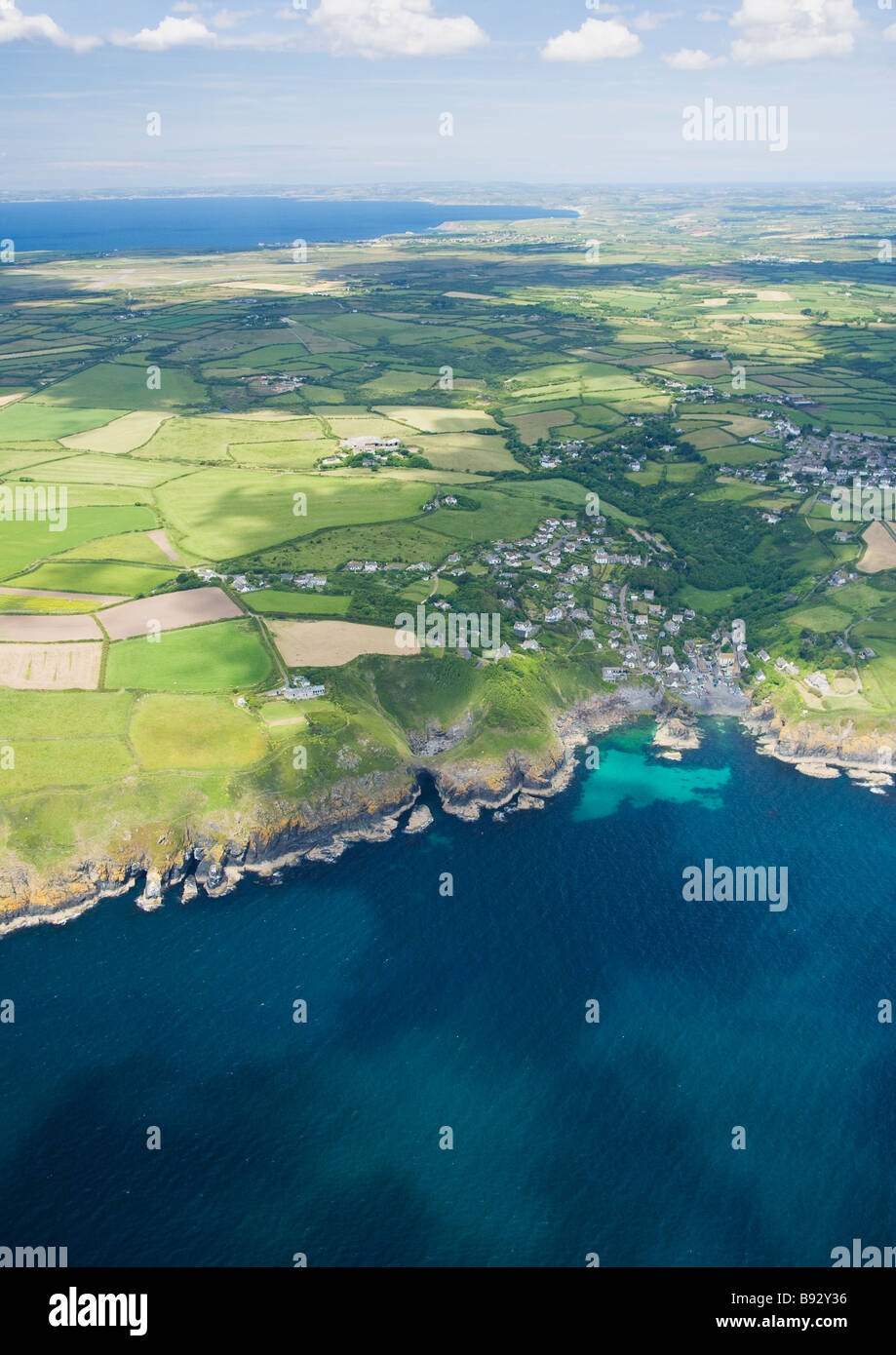 Luftaufnahme von Cadgwith Lizard Halbinsel Cornish Riviera Cornwall England UK United Kingdom GB Großbritannien britische Inseln Stockfoto