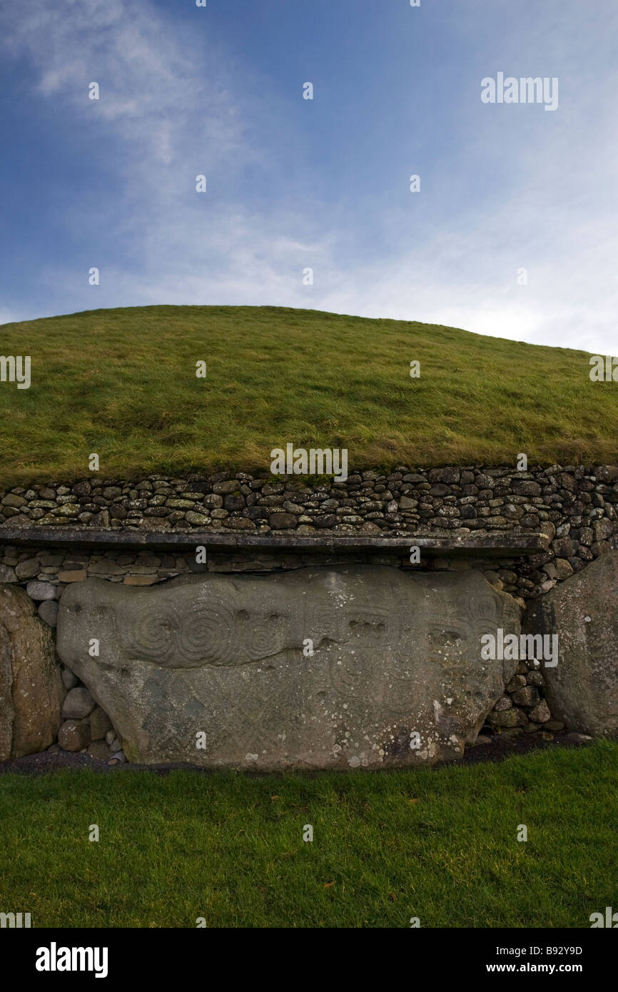 Bordstein K52 bei Newgrange Passage Grab Co Meath Stockfoto