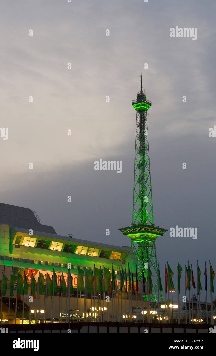 Berlin A spezielle grüne Beleuchtung der ICC und der alte Funkturm für die internationale Grüne Woche Berlin 2008 in der Nacht Stockfoto