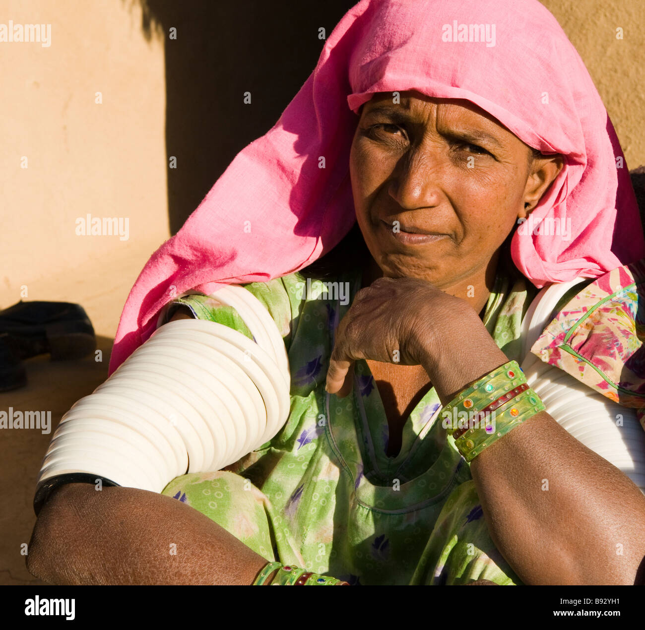Porträt einer Indianerin aus den Wüstenregionen von Rajasthan, Indien. Stockfoto