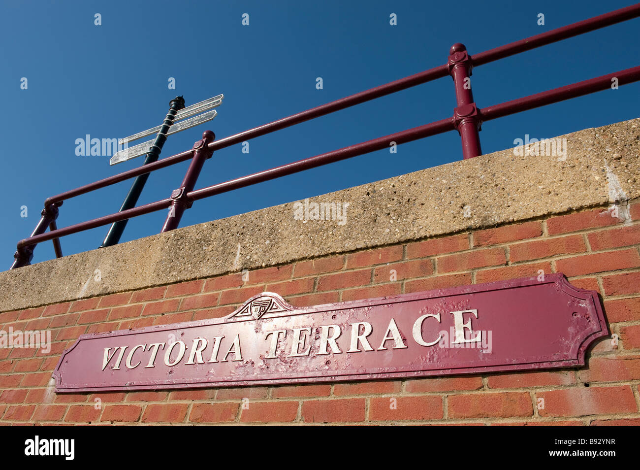 Typenschild auf der "North Promenade" Bridlington, England "East Yorkshire" fest mit einer roten Backsteinmauer verschraubt Stockfoto