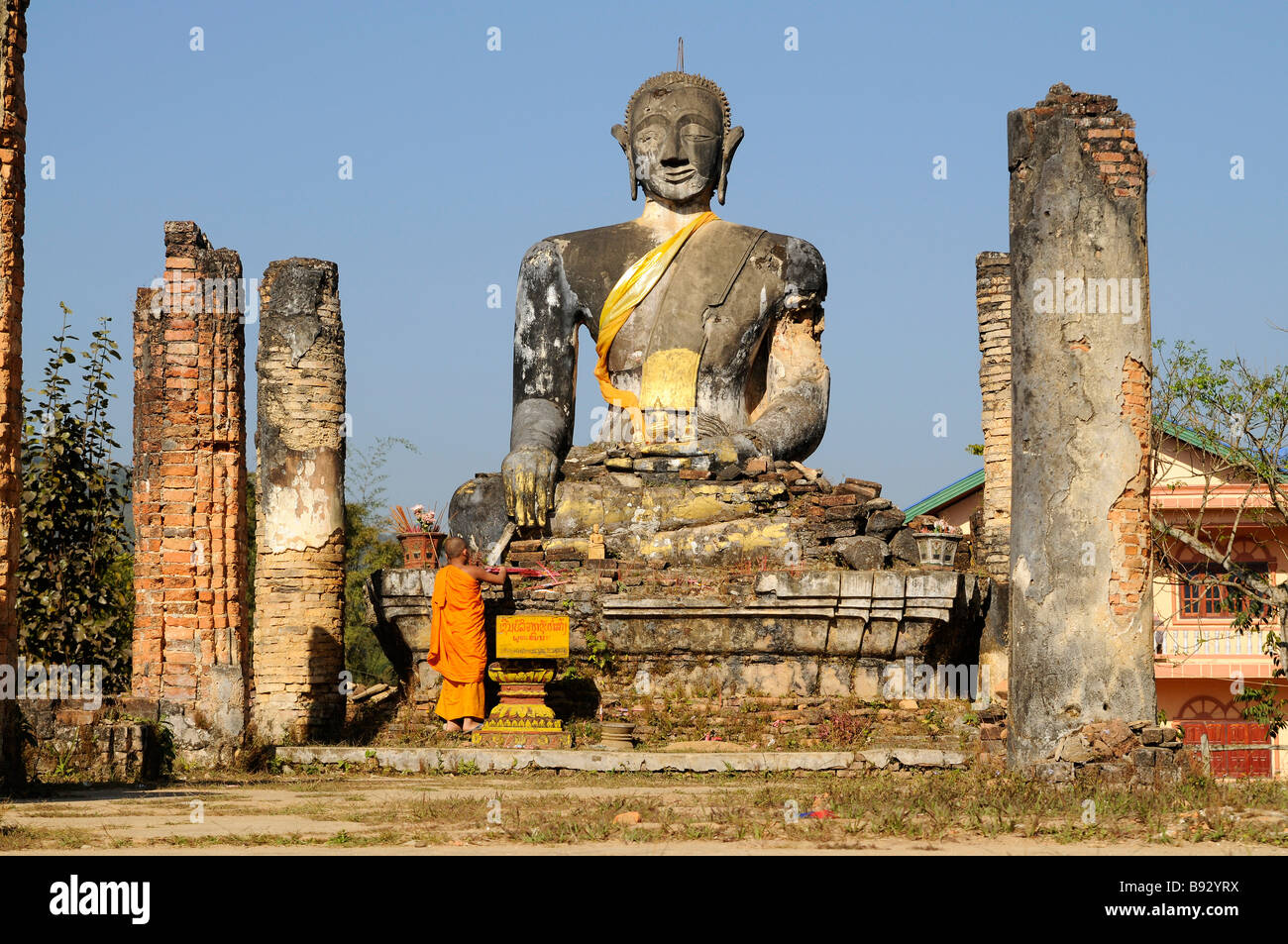 Buddha im Wat Phia Wat Bombe Beschädigung Zerstörung Tempel Mönch Stockfoto