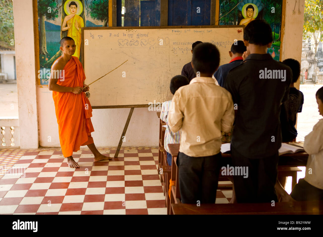 Novizen nehmen in einer Lektion in einem Tempel in Angkor Wat Stockfoto