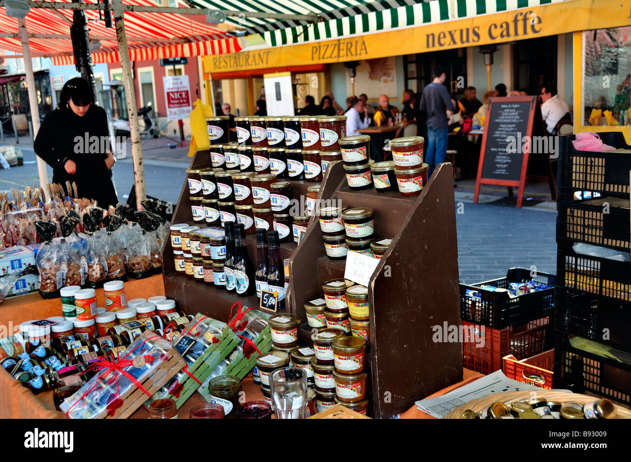 Nizza, Frankreich, Französisch "Weibliche Teenager", "Verkäuferin" in Provincial "Food Market" auf Bürgersteig, "Cours Saleya", lokalen Produkte zu verkaufen Stockfoto