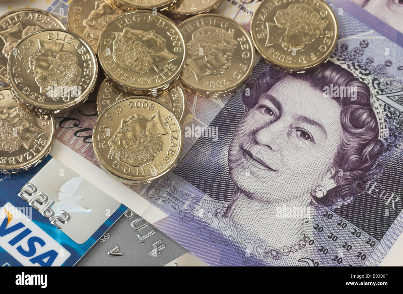 Pfund Münzen, Banknoten und Kreditkarte Stockfoto