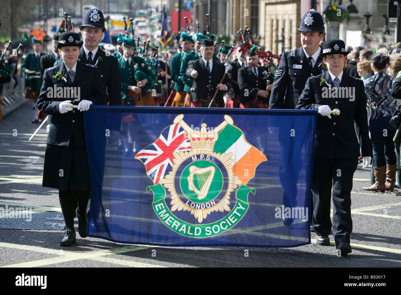 St. Patricks Day Parade - London 2009, Smaragd-Metropolitan Police Service-Gesellschaft Stockfoto