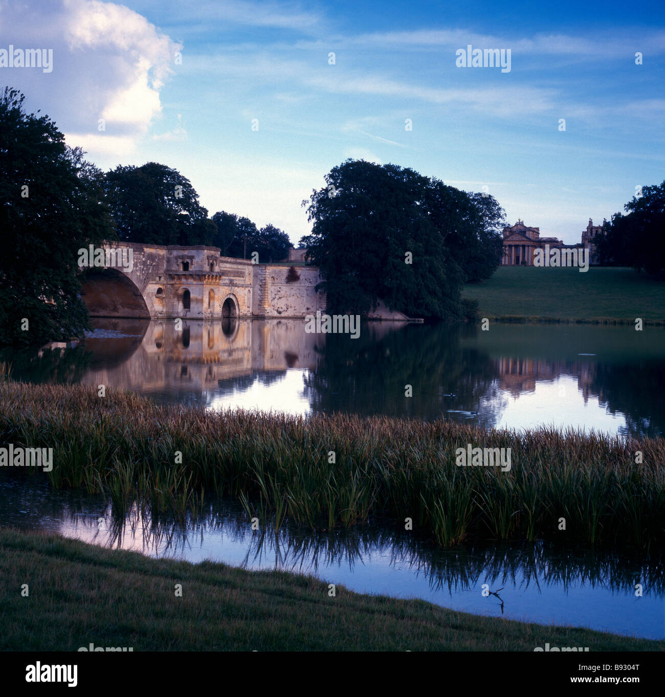 Blenheim Palace und Brücke über den See, Woodstock, Oxfordshire Stockfoto