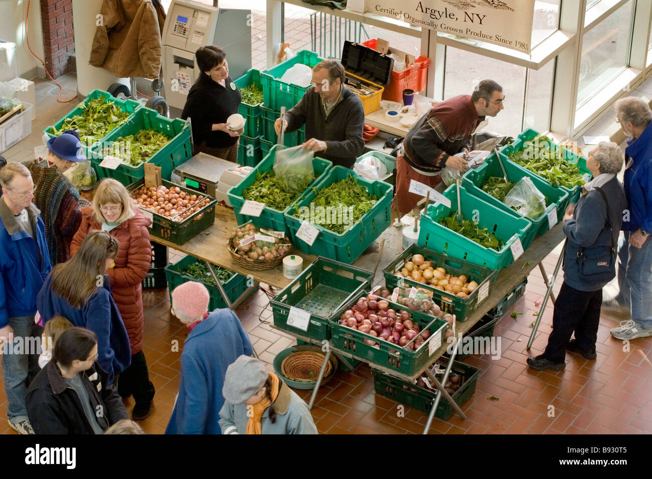 Menschen kaufen Gemüse und grünen am Bauernmarkt jeden Samstag ganzjährig in Troy, New York Stockfoto