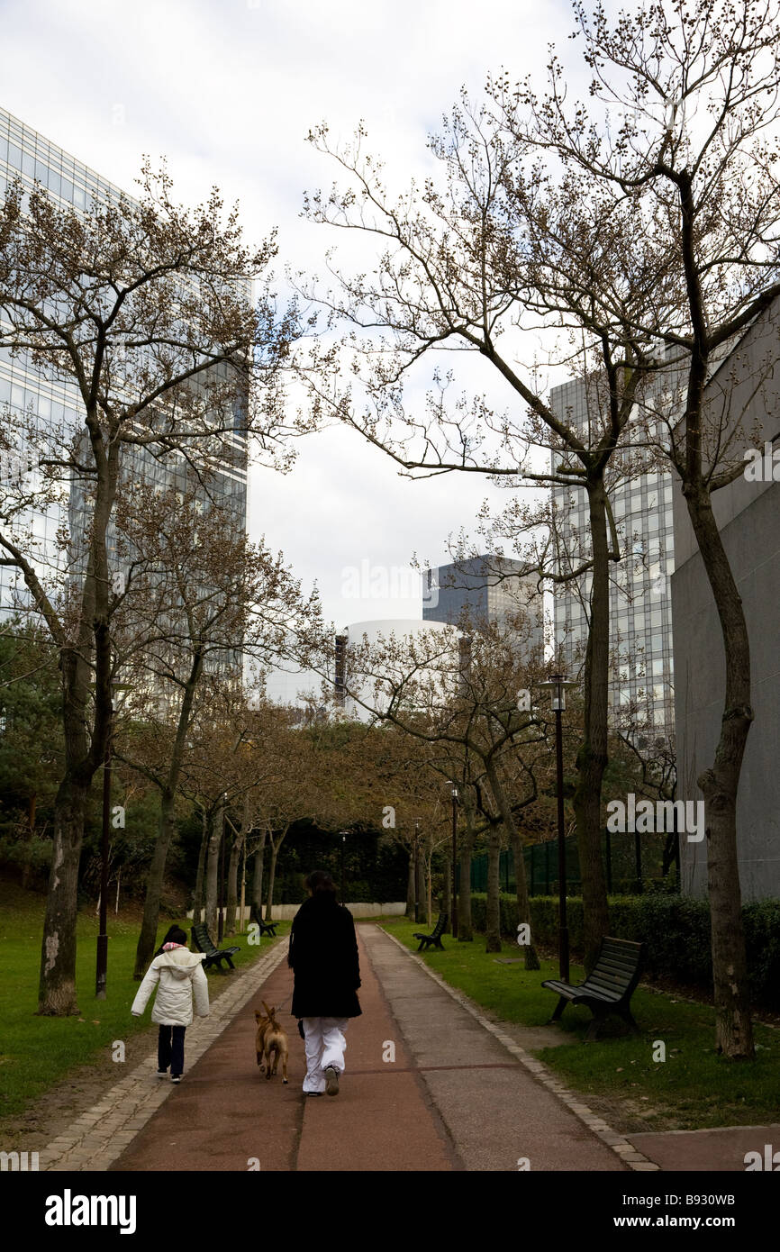 Das Geschäftsviertel von La Défense ist teilweise durch einige der Bäume blockiert der Gemeinderat in einem Wohngebiet gepflanzt Stockfoto