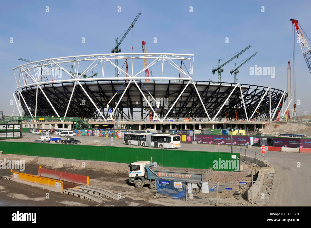 Krane im Sportstadion der Olympischen und Paralympischen Spiele 2012 in Stratford Bauindustrie Baustellenarbeiten im Gange Newham East London England, Großbritannien Stockfoto