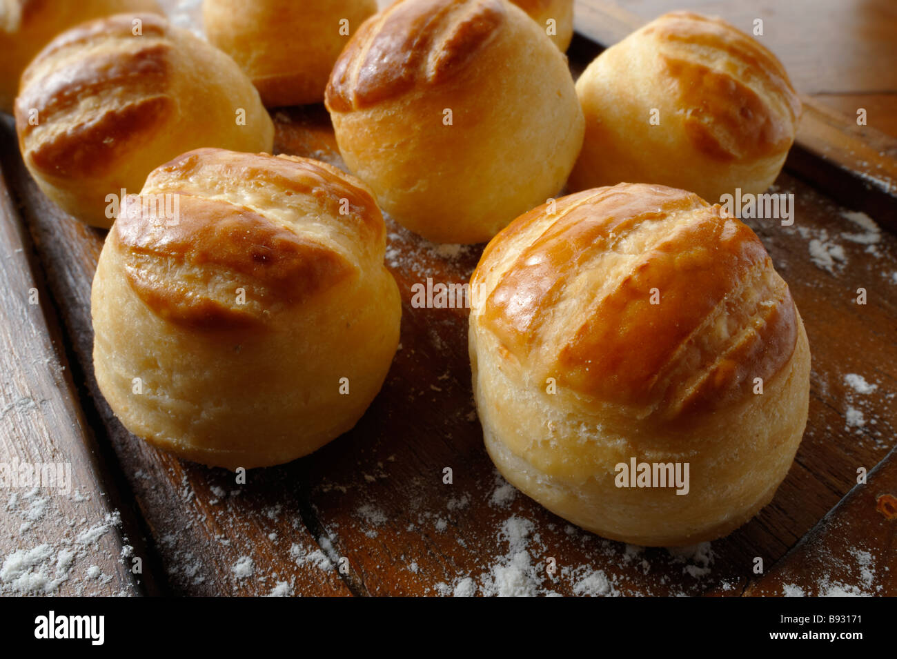 Frisch gebackene ungarische Pogacsa - Pogi. Snacks für Käse und Kartoffelteig. Stockfoto