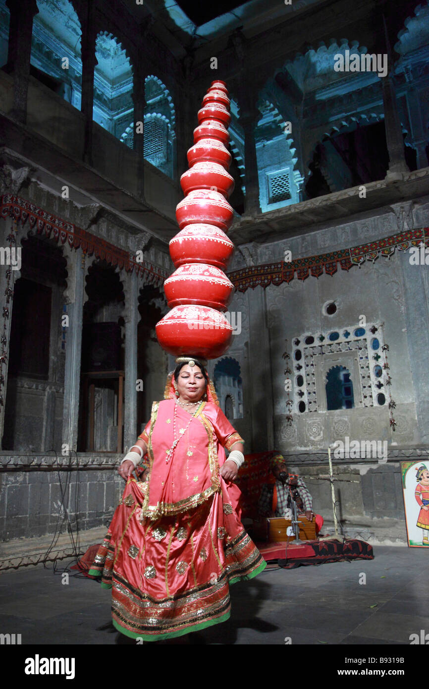 Indien Rajasthan Udaipur Bagore Ki Haveli Rajasthani Tänzerin Stockfoto