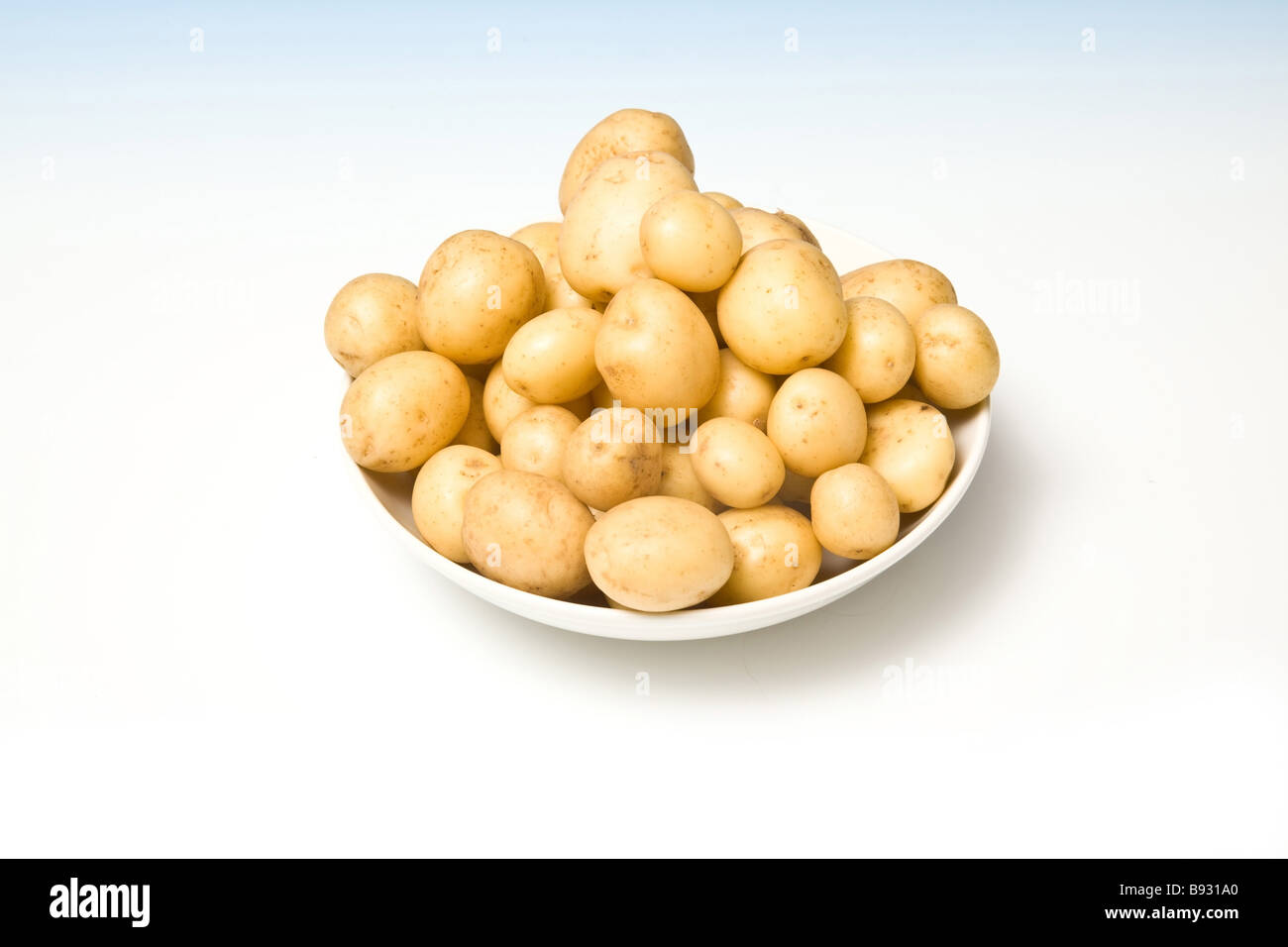 Eine Schüssel mit Bio-Baby-Kartoffeln. Stockfoto