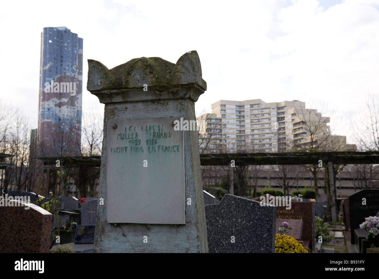 Grabmalkunst Grabdenkmäler fügen sich nahtlos mit der leblosen und architektonisch zweifelhaften Wohntürme der äußeren Paris. Stockfoto