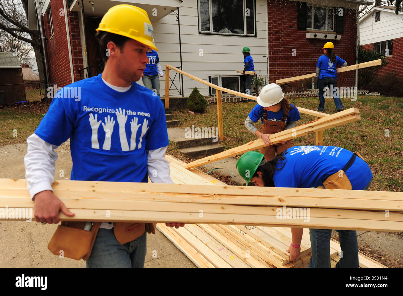 College-freiwillige Arbeit für die Renovierung eines Hauses mit der Non-Profit-Gruppe, Lebensraum für Menschlichkeit-Silver Spring, Maryland USA Stockfoto