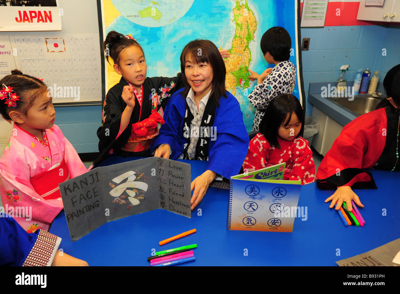 Internationaler Abend eine USA-Maryland-Grundschule japanische Schüler und Eltern, die andere über ihre Kultur zu unterrichten Stockfoto