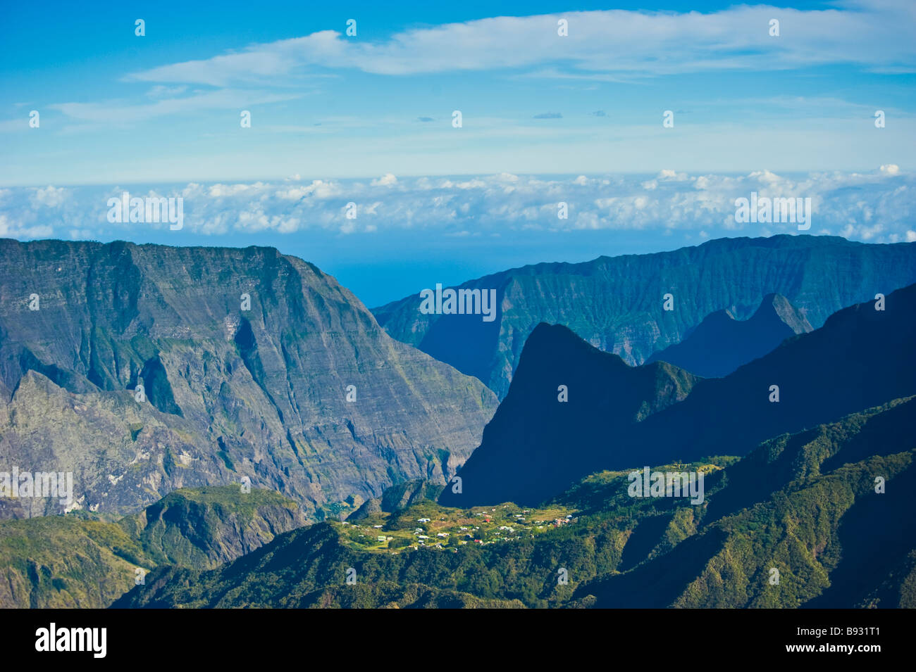 Luftaufnahme der Höhepunkt von Mafate Vulkan mit Dorf, La Réunion, Frankreich | Erkundet Mit Dorf Mafate, La Réunion, Luftaufnahme Stockfoto