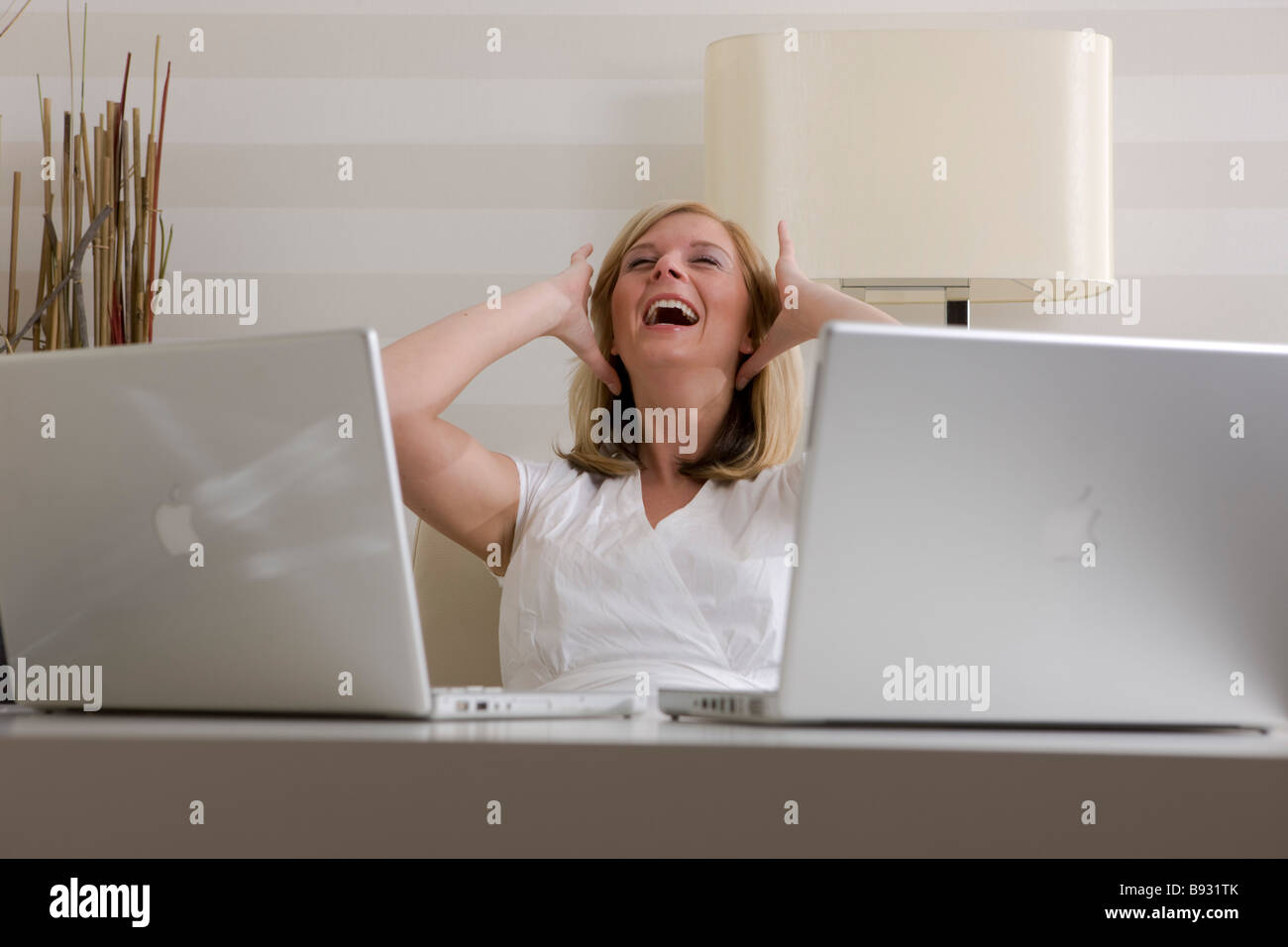 Frau Im Hotel Oder Büro bin arbeiten Stockfoto