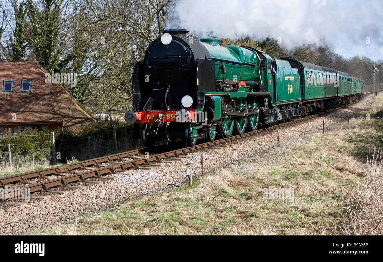 Der Lord Nelson 860 4-6-0 in der Nähe von Alresford auf der Mitte Hants Eisenbahn Frühling Gala 2009 Stockfoto