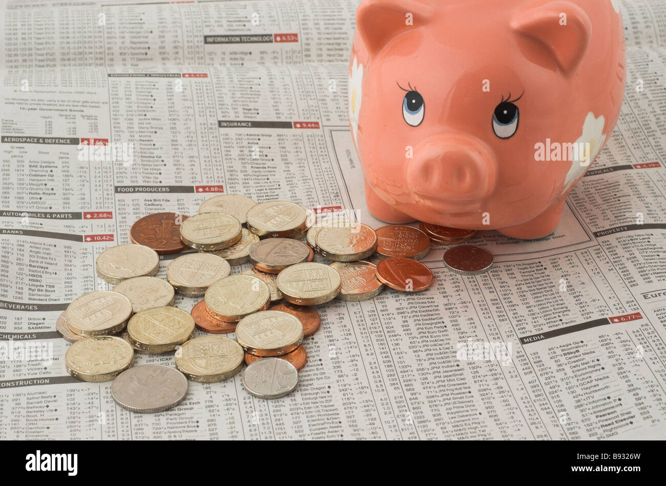 Sparschwein mit Geld auf der Seite "Shares", einer Zeitung (sehr schwarzer Tag für alle Aktien sind negativ) Stockfoto