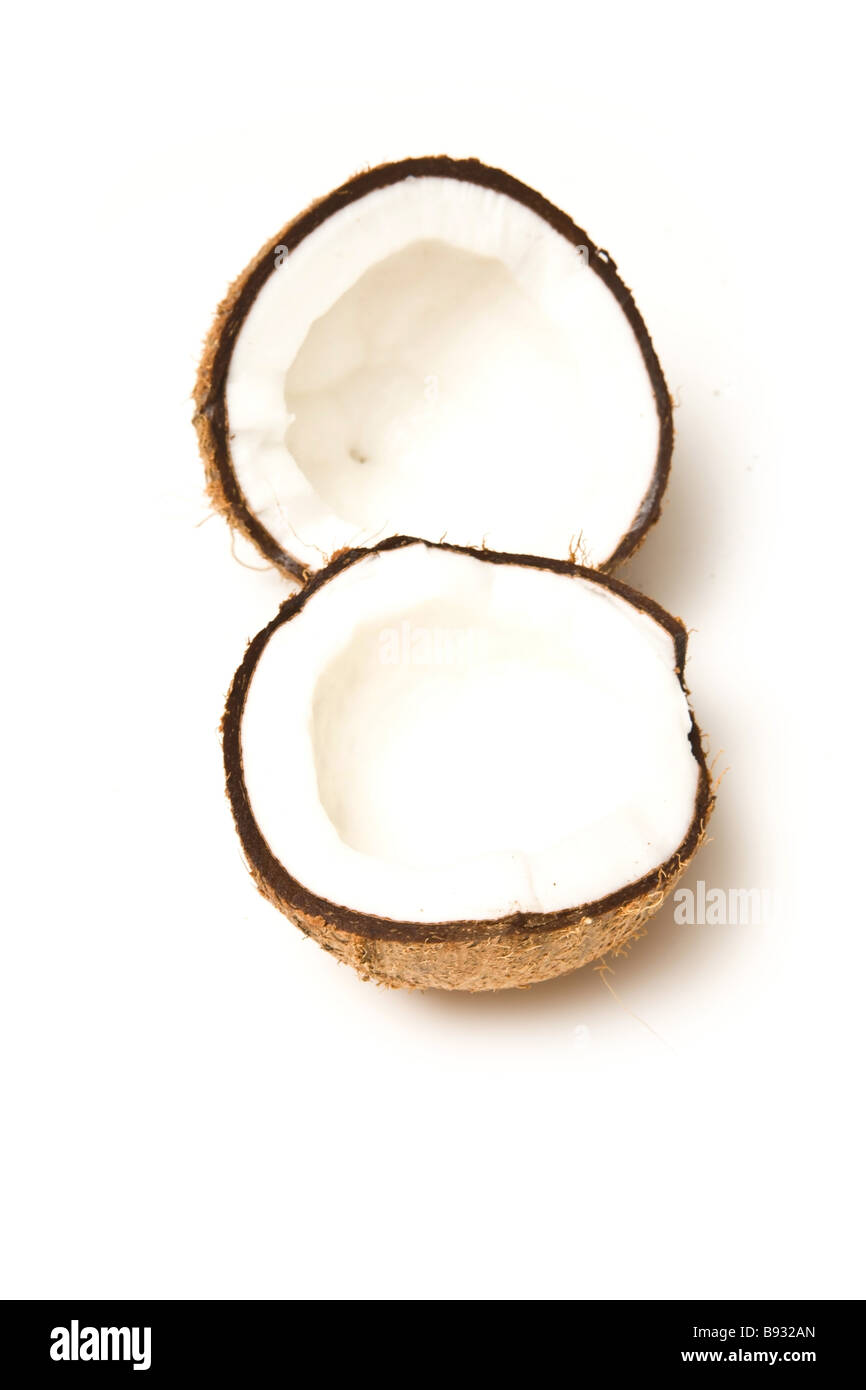 Kokosnuss halbiert und isoliert auf einem weißen Studio-Hintergrund Stockfoto