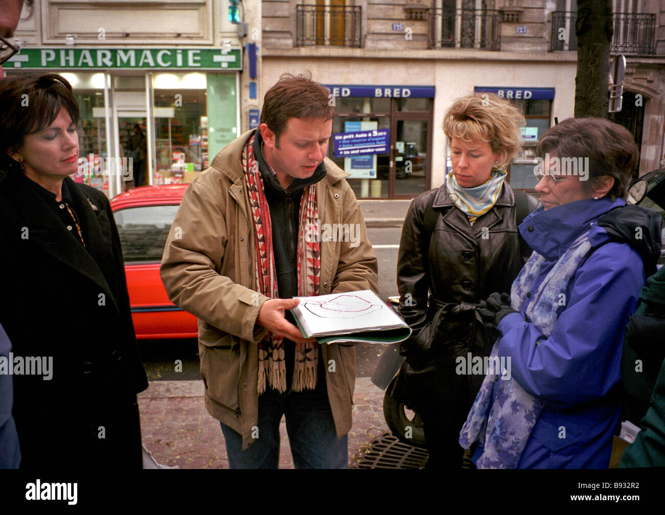 Ein zweisprachige Tour Wanderführer zeigt eine Karte von Paris Marais-Viertel für amerikanische Touristen vor zeigt ihnen das Gebiet Stockfoto