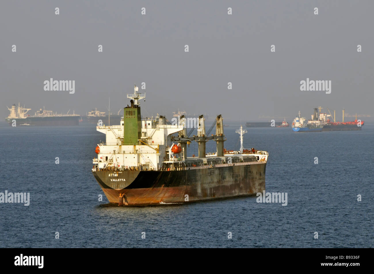 Unbeladene Schifffahrt in Hitzefeuer Massengutfrachter und Öltanker Küstengewässer ankern vor dem Bunkerhafen Fujairah der Vereinigten Arabischen Emirate Golf von Oman in der Nähe der Straße von Hormuz Stockfoto