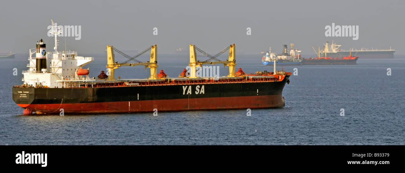Schifffahrt in Hitzewolken, einschließlich Massengutschiffen und Öltankern, vor der Küste von Fujairah Bunkerhafen Golf von Oman in der Nähe der Straße von Hormuz Stockfoto